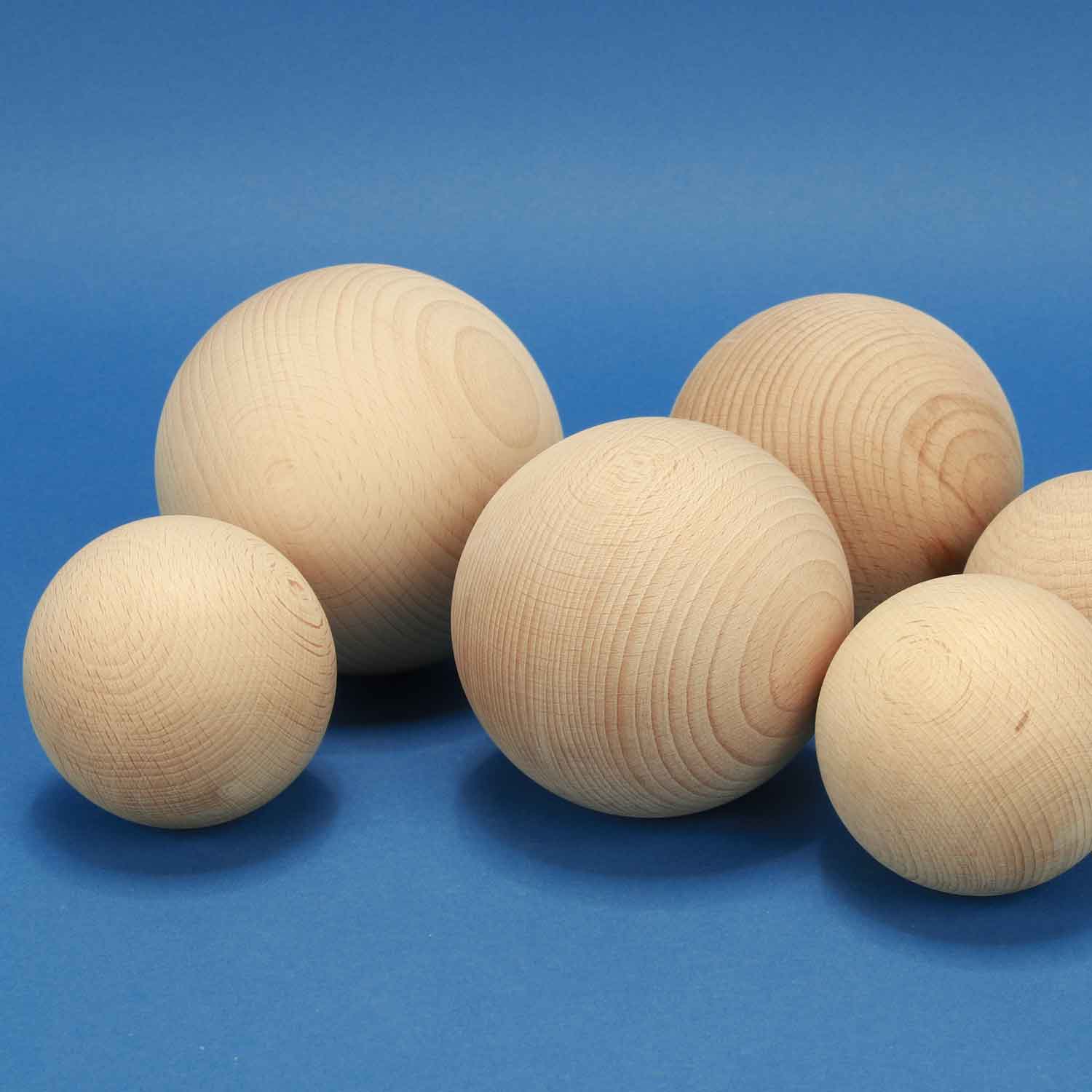 Grosse boule en bois hêtre 10 cm idéal pour jeu de quilles.