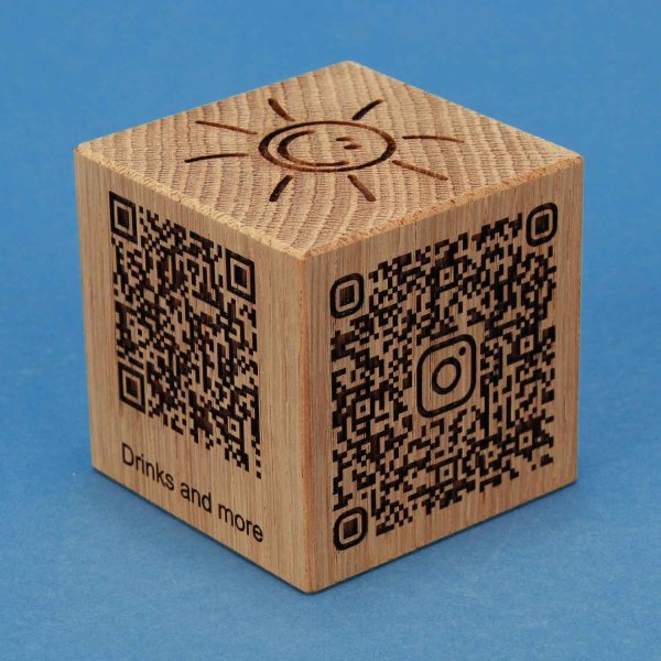 HOLZWÜRFEL EICHE QR-CODE GETRÄNKEKARTE LASERGRAVUR